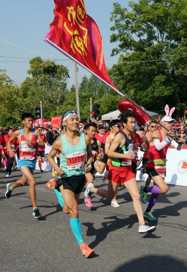 开云中国大陆-关于城市公路赛跑：都市里的健步飞奔的信息