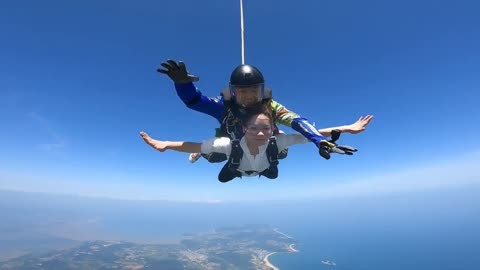 开云官方-关于&quot;高空跳伞表演：俯瞰城市的速度与激情&quot;的信息